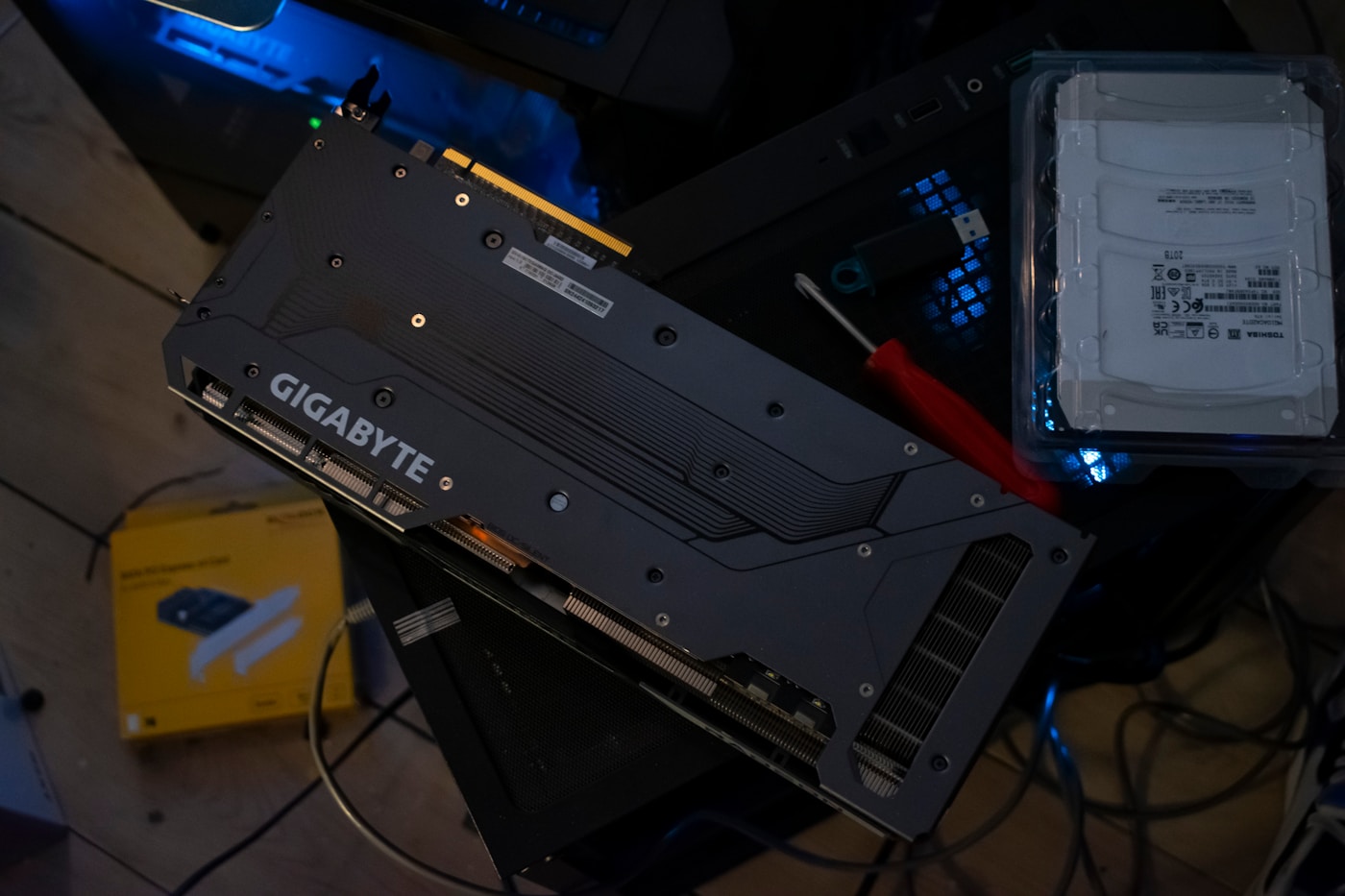 Carte mère, carte graphique et composants PC sur un bureau